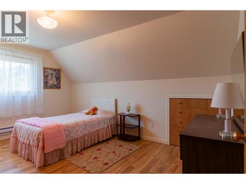 945 Thackeray Street, Warfield, BC - Indoor Photo Showing Bedroom
