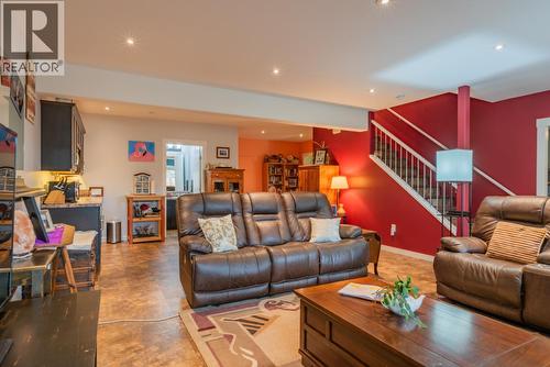 7150 Devito Drive, Trail, BC - Indoor Photo Showing Living Room