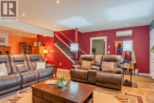 7150 Devito Drive, Trail, BC - Indoor Photo Showing Living Room
