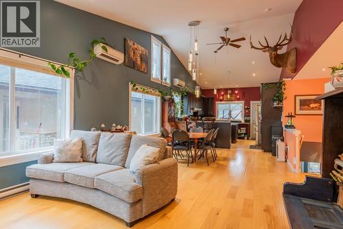 7150 Devito Drive, Trail, BC - Indoor Photo Showing Living Room