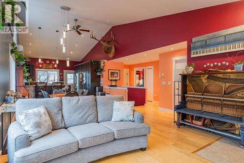 7150 Devito Drive, Trail, BC - Indoor Photo Showing Living Room
