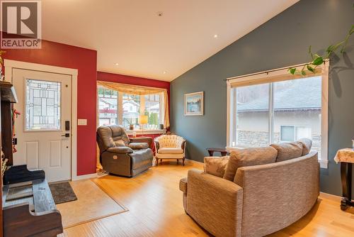 7150 Devito Drive, Trail, BC - Indoor Photo Showing Living Room