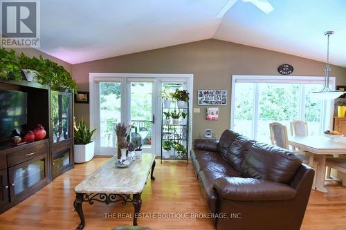 Great Family room with walk out to deck - 4131 Lorraine Crescent, Burlington, ON - Indoor Photo Showing Living Room