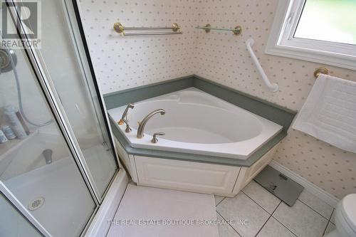 4 pc bathroom, soaker tub and separate shower - 4131 Lorraine Crescent, Burlington, ON - Indoor Photo Showing Bathroom