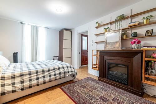 Bedroom - 1580 Rue De Champlain, Montréal (Ville-Marie), QC - Indoor Photo Showing Bedroom With Fireplace