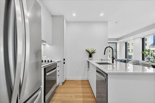Cuisine - 908-1245 Rue Sherbrooke O., Montréal (Ville-Marie), QC - Indoor Photo Showing Kitchen With Upgraded Kitchen