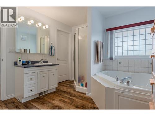 705 8Th Avenue, Montrose, BC - Indoor Photo Showing Bathroom