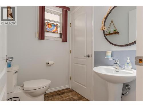 705 8Th Avenue, Montrose, BC - Indoor Photo Showing Bathroom
