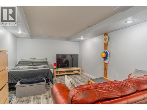 705 8Th Avenue, Montrose, BC - Indoor