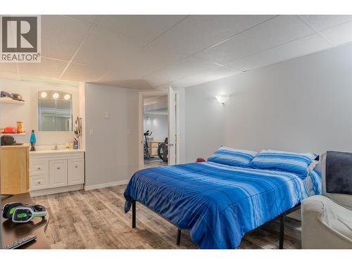 705 8Th Avenue, Montrose, BC - Indoor Photo Showing Bedroom