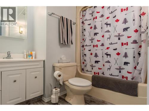 705 8Th Avenue, Montrose, BC - Indoor Photo Showing Bathroom
