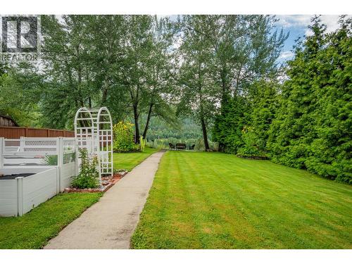 705 8Th Avenue, Montrose, BC - Outdoor