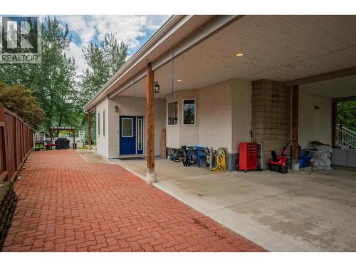 705 8Th Avenue, Montrose, BC - Outdoor With Exterior