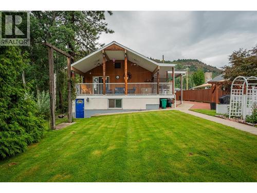 705 8Th Avenue, Montrose, BC - Outdoor