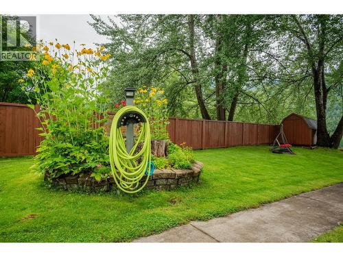 705 8Th Avenue, Montrose, BC - Outdoor