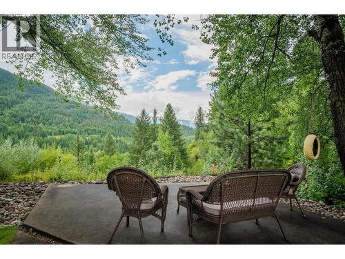 705 8Th Avenue, Montrose, BC - Outdoor With Deck Patio Veranda