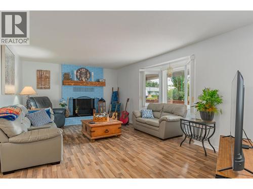 705 8Th Avenue, Montrose, BC - Indoor Photo Showing Living Room With Fireplace