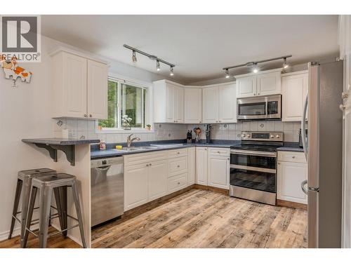 705 8Th Avenue, Montrose, BC - Indoor Photo Showing Kitchen With Double Sink