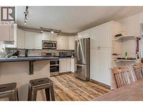 705 8Th Avenue, Montrose, BC - Indoor Photo Showing Kitchen