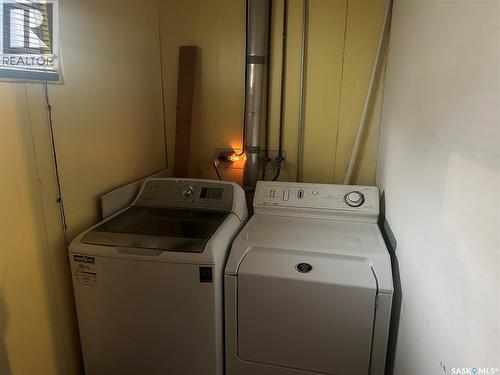102 9Th Avenue Se, Weyburn, SK - Indoor Photo Showing Laundry Room