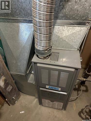 102 9Th Avenue Se, Weyburn, SK - Indoor