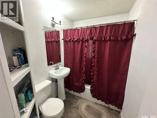 102 9Th Avenue Se, Weyburn, SK - Indoor Photo Showing Bathroom