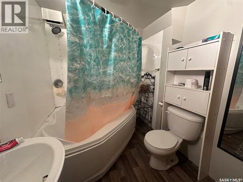 102 9Th Avenue Se, Weyburn, SK - Indoor Photo Showing Bathroom