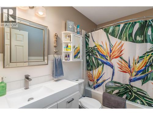 384 Hardie Road, Kelowna, BC - Indoor Photo Showing Bathroom