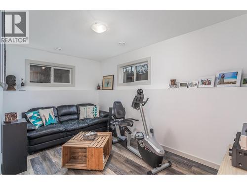 384 Hardie Road, Kelowna, BC - Indoor Photo Showing Living Room