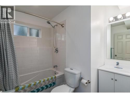 384 Hardie Road, Kelowna, BC - Indoor Photo Showing Bathroom