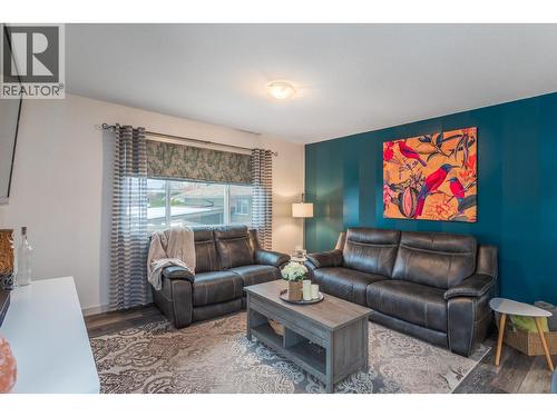 384 Hardie Road, Kelowna, BC - Indoor Photo Showing Living Room