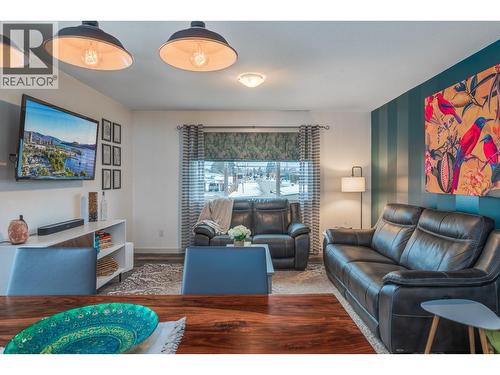 384 Hardie Road, Kelowna, BC - Indoor Photo Showing Living Room
