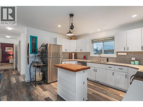 384 Hardie Road, Kelowna, BC - Indoor Photo Showing Kitchen