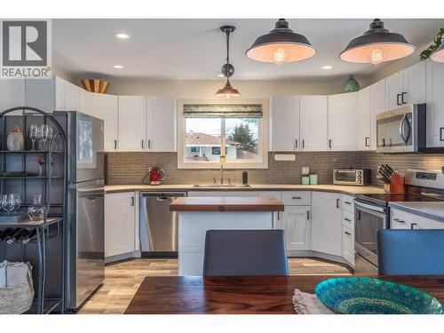 384 Hardie Road, Kelowna, BC - Indoor Photo Showing Kitchen With Upgraded Kitchen