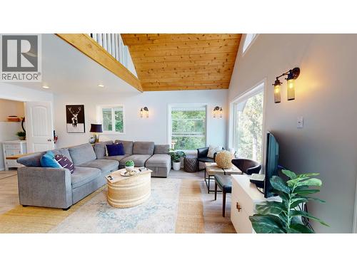 3937 Canim-Hendrix Lake Road, Canim Lake, BC - Indoor Photo Showing Living Room