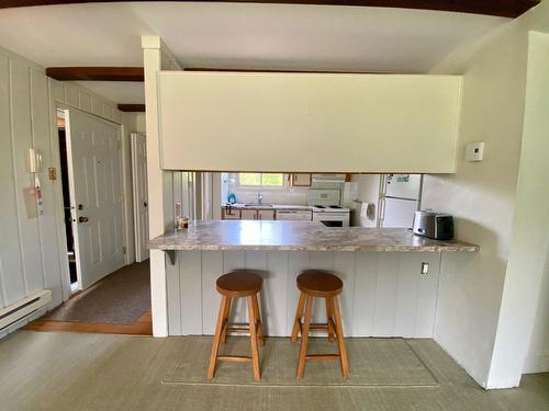Coin-repas - 10-280 Rue De Grenoble, Sainte-Adèle, QC - Indoor Photo Showing Kitchen