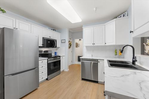 113-1962 Enterprise Way, Kelowna, BC - Indoor Photo Showing Kitchen With Double Sink