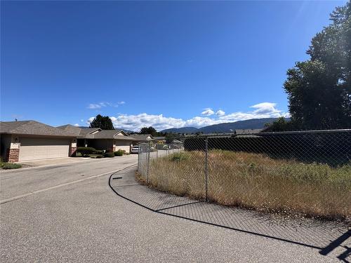 108-2200 53 Avenue, Vernon, BC - Outdoor