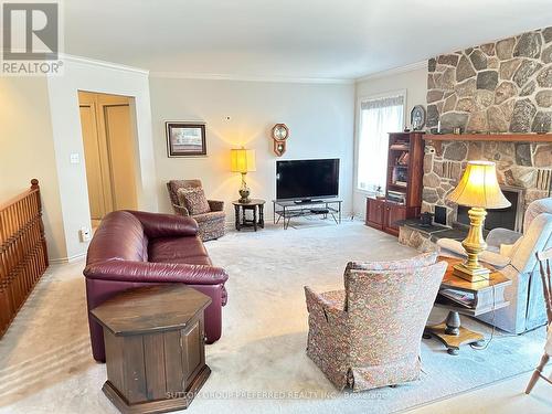 174 Quarter Town Line, Tillsonburg, ON - Indoor Photo Showing Living Room