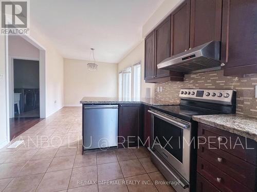 155 Art West Avenue, Newmarket, ON - Indoor Photo Showing Kitchen