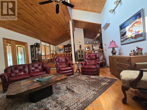 321 Rabys Shore Drive, Kawartha Lakes (Fenelon Falls), ON - Indoor Photo Showing Living Room