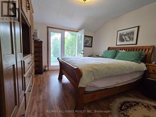 321 Rabys Shore Drive, Kawartha Lakes (Fenelon Falls), ON - Indoor Photo Showing Bedroom