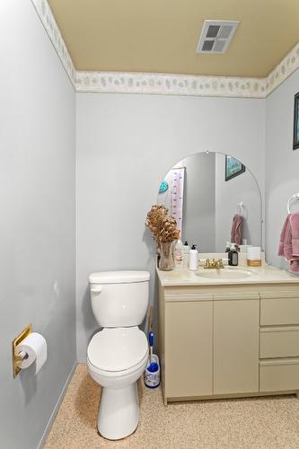 216 24Th Avenue, Creston, BC - Indoor Photo Showing Bathroom