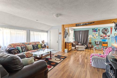 216 24Th Avenue, Creston, BC - Indoor Photo Showing Living Room