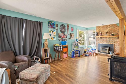 216 24Th Avenue, Creston, BC - Indoor Photo Showing Living Room With Fireplace