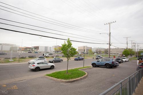 Parking - 8190 Ch. Royden, Mont-Royal, QC - Outdoor