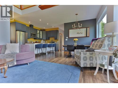 300 Richie Road, Rossland, BC - Indoor Photo Showing Living Room