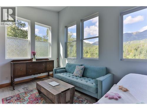 300 Richie Road, Rossland, BC - Indoor Photo Showing Living Room