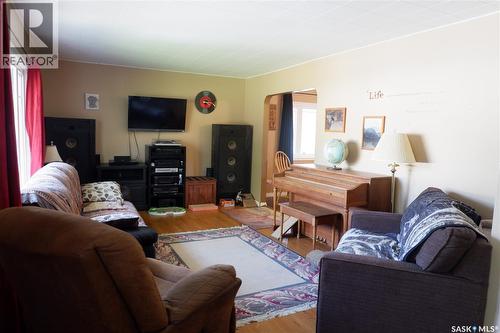 314 Columbus Drive, Rockglen, SK - Indoor Photo Showing Living Room