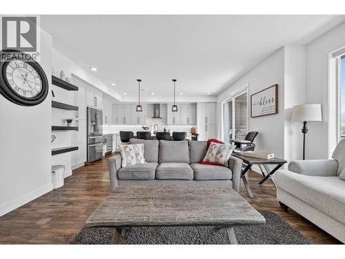 12075 Oceola Road Unit# 25, Lake Country, BC - Indoor Photo Showing Living Room